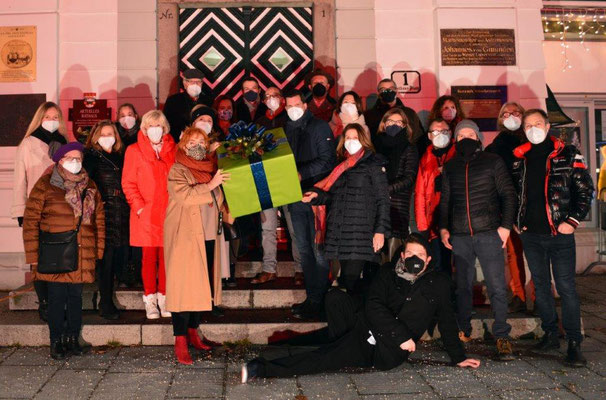 Die Übergabe der Kunstkalender vor dem Rathaus