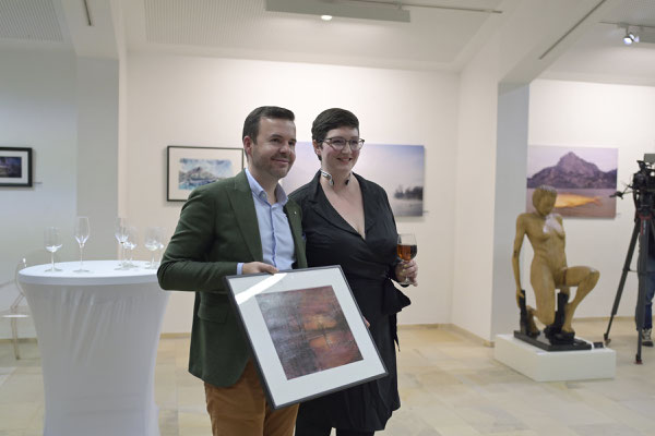 Der Höchstbieter mit dem erfolgreich ersteigerten Kunstwerk
