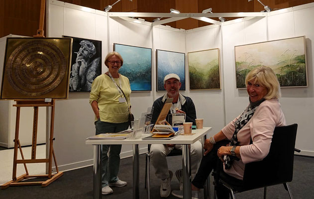 Die Truppe begrüßt Kunstinteressierte im Bereich des Gmundner Kunstvereins