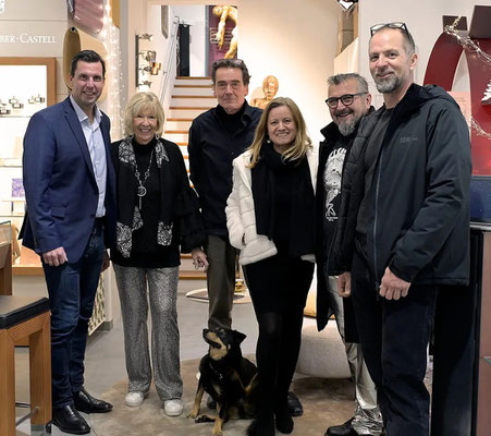 Ein Bild gemeinsam mit den Ausstellenden, Bürgermeister Stefan Krapf und dem Galeristen Gottfried.