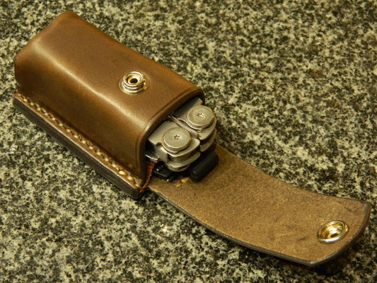 Étui pour pince-outil et deux plaquettes porte-accessoires, ouvert