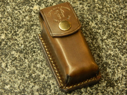 Étui pour pince-outil et deux plaquettes porte-accessoires, fermé