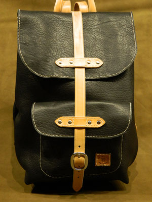 Sac à dos CS 45, cuir noir, sangles naturel