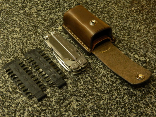 Étui pour pince-outil et deux plaquettes porte-accessoires