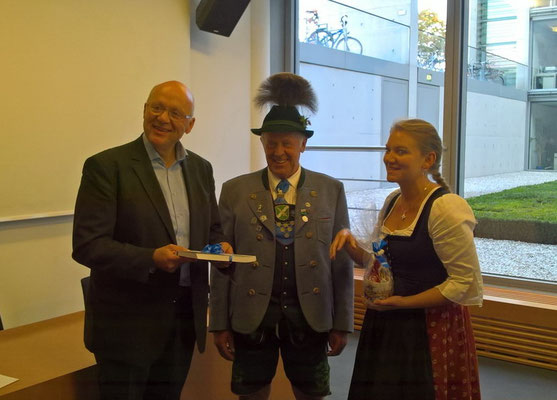 Gauvorstand Hans Schwaiger und Verena Assum bedanken sich für die Einladung