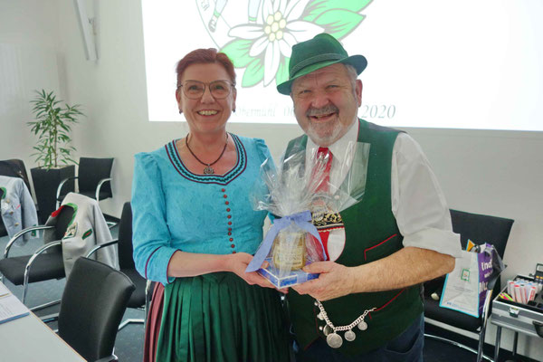 Landesschriftführerin Hildegard Hofmann gratuliert Landesvorsitzendem Max Bertl zum 74. Geburtstag.