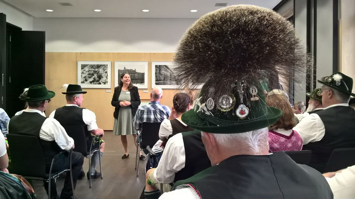 Frage der Führerin im Bundesrat: "Wieviele Eichhörnchen mussten dafür ihr Leben lassen?" Mei o mei...des is a Gamsbart!