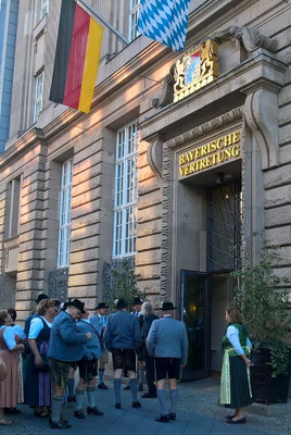 Unser nächster Stopp ist die Bayrische Vertretung in Berlin