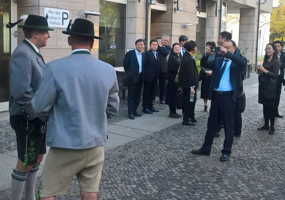 Die Chinesen knipsen ein Foto nach dem anderen.