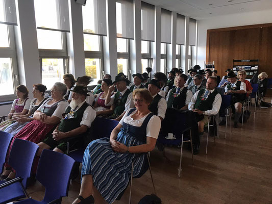 Man informiert uns über die Aufgaben des Ministeriums und vieles mehr
