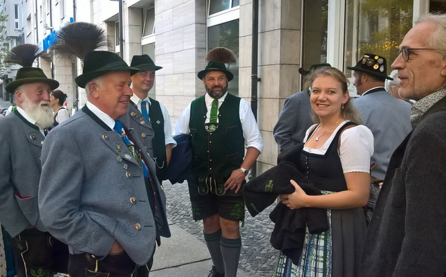 Unser Berliner Begleiter bewundert die bayrische Tracht.