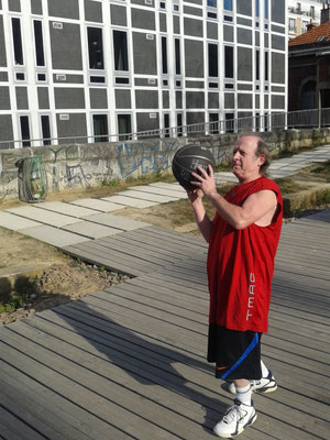 2014   "Âge de raison". Court Métrage. Basketteur.