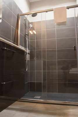 Salle de bain avec douche à l'italienne, toilettes séparées