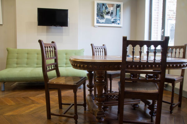 Appartement avec télévision et canapé