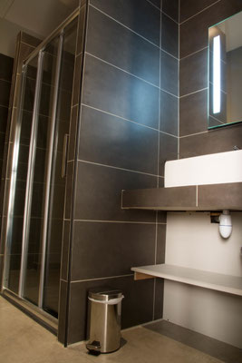 Salle de bain avec douche à l'Italienne