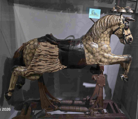 ein hostorisches Pferd eines Ringelspiels