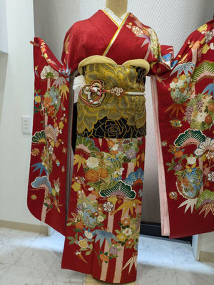 赤地に吉祥文様が華やかな振袖