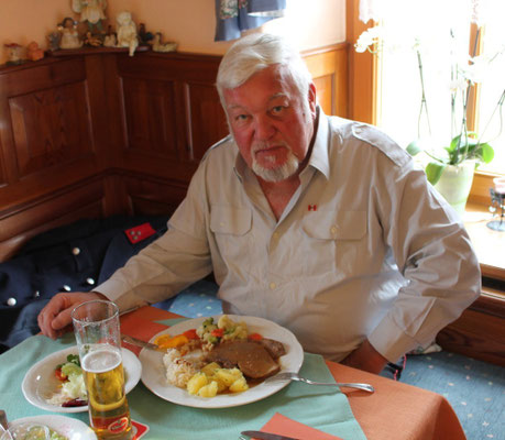 Altkamerad Hans Gaspersic vor vollem Teller
