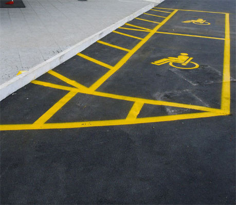 Segnaletica orizzontale - strisce parcheggi invalidi