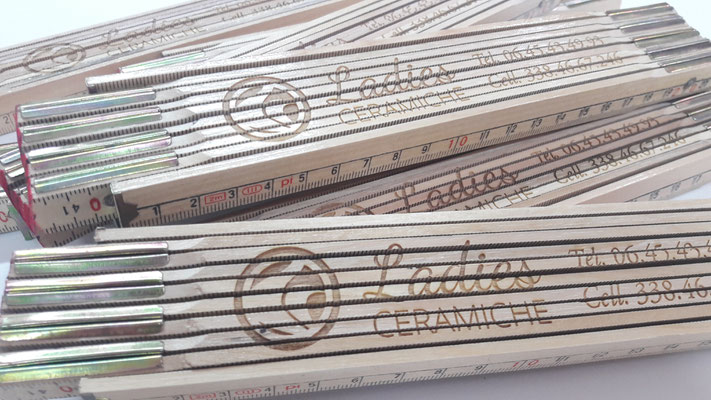Righello in legno con incisione laser