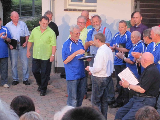 Gratulation zum Jubiläum 10 Jahre Dirigent beim MGV Schwarzach