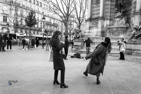 Monique Guay, Danse de rue  -  A Paris, danse spontanée en suivant les rythmes musicaux d’un chanteur de rue