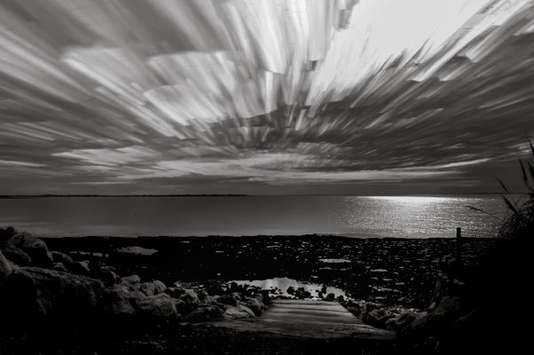 David Paigneau, Parc des Pères, Les Minimes, La Rochelle, 2018.  Technique utilisée : Time Stacking, 51 photos mixées sur Starmax. Canon EOS 600D, 18mm, 100 ISO, F/14, 1/6ème de seconde, filtre gris-noir.
