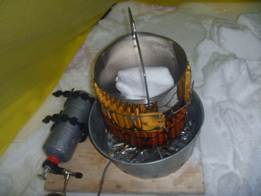 Benzinkocher mit MSR Wärmetauscher  Schneeschmelzen im Winter Norwegen