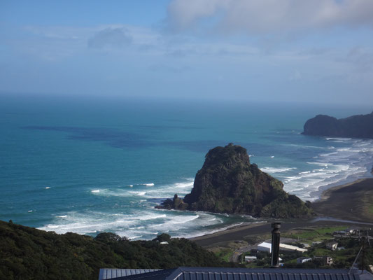 Der zentral gelegene Lion Rock am Piha Beach