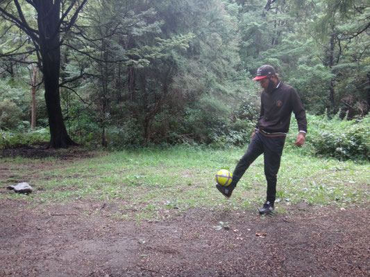 Unser Campingplatz mitten im Wald und genug Platz für eine Runde Fußball :)