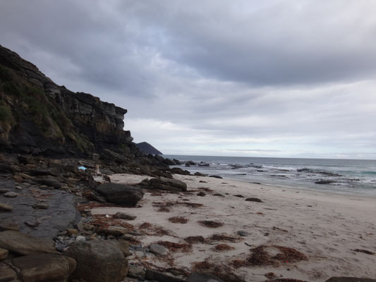 Ein wildromantischer Sandstrand am Ende unserer Wanderung