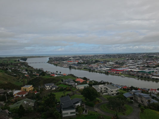 Blick vom Aussichtsturm Richtung Meer und über Whanganui