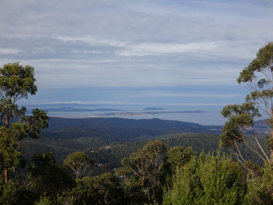 Noch nicht oben... aber die Tasman Peninsula ist schon deutlich zu sehen! :)