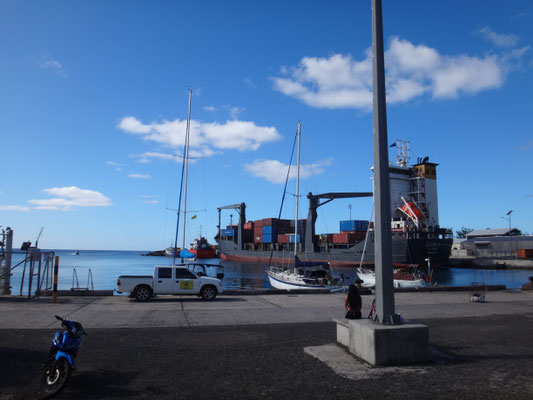 Am Hafen in Avarua... ein Containerschiff liegt frisch vor Anker