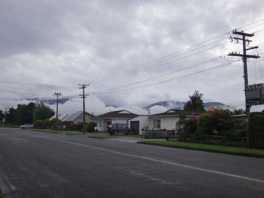 Von Wolken verschluckte Berge... und sie kommen näher