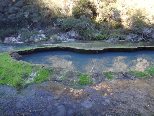 Wie ein kleiner Pool liegt er innerhalb der Terrassen