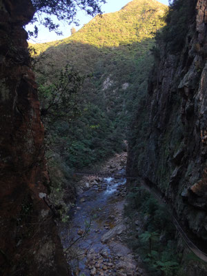 Ein Blick in die Schlucht auf Fluss, Brücke und einen in den Stein gehauenen Pfad