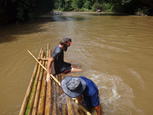 Beide retten sich zurück aufs Floß... zum Glück hat Kai das Bambusrohr zum Staken gut festgehalten :D