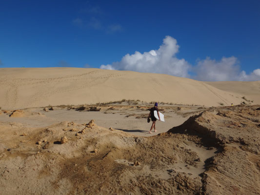 Neben Sand, finden sich auch kleinere Felsen hier... Es könnte wirklich eine Wüste sein