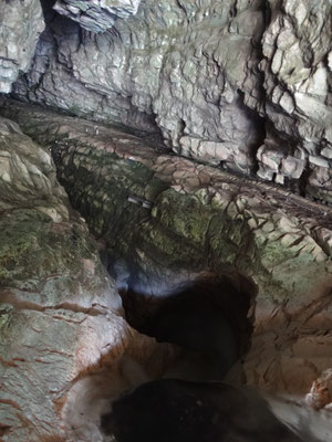 Ein kleiner Blick zurück... hier stürzt das Wasser ca. 5 Meter in die Tiefe... wie gut, dass es die Metallstiegen gab. 