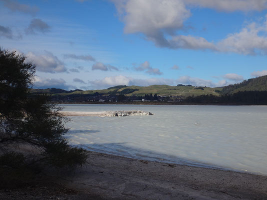 Das sonst so klare Wasser des Sees ist hier durch das Sulphat ganz milchig verfärbt