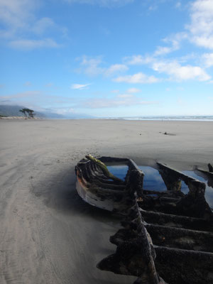 Alte Schiffswrackteile am Strand