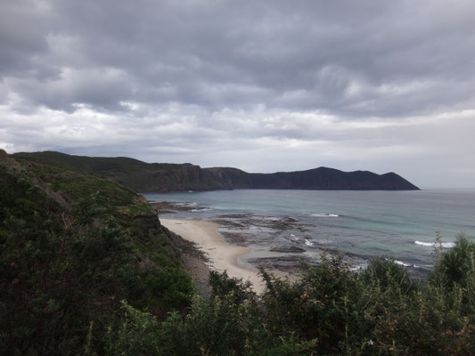 Da unten ist sogar ein Streifen Sandstrand