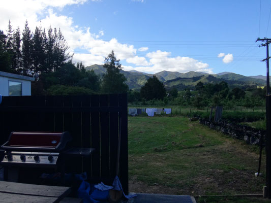 Ausblick von der Küche in den Garten und auf die Bergkette