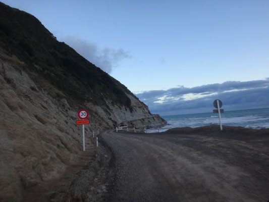 Achtung Steinschlag, Achtung Abhang... davor wurde also zu Beginn der Straße gewarnt. Aber genau solche Straßen machen auch am meisten Spaß!