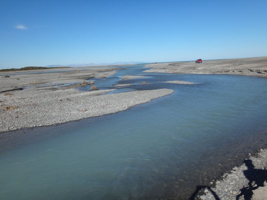 Die Mündung des Rakaia Rivers... anscheinend ein beliebter Platz bei Anglern und Fischern. 