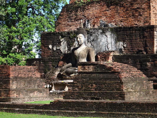 Die Mauern von Wat Mahathat... bestückt mit zahlreichen Buddha-Statuen