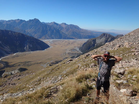 Blick ins Mount Cook Village Tal... es geht tapfer höher und höher