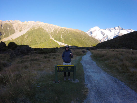 Am Beginn der Wanderung noch im Schatten... wir freuen uns bald endlich in der Sonne zu sein.