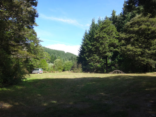 Nach Baum und Fluss gab es keine weiteren Hindernisse und wir erreichten den Platz mitten im Nirgendwo